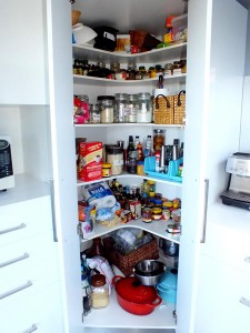 Corner pantry unit